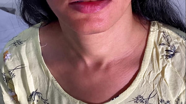 Cuando el lechero le pidió dinero, la señora se desnudó y aceptó que él le follara el culo.