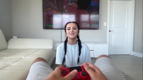 Chico gamer recibe una buena dosis de creampie
