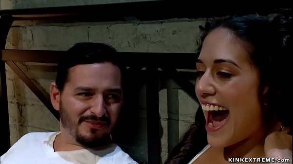 La MILF de grandes tetas Lyla Storm ata a la contadora de su marido Lea Lexis y le azota el culo caliente y luego se la folla con una correa en la polla mientras su marido está.