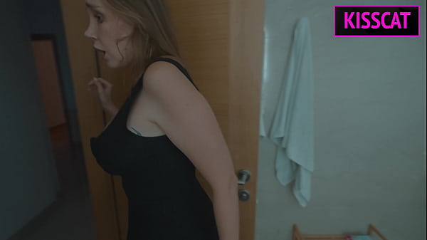 Hijastro se folla a madrastra en una cama compartida después de la traición de su marido. ¿Terminará una noche en una creampie tabú?