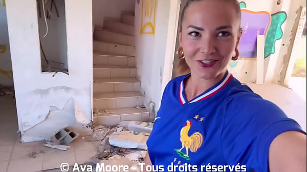 Una seguidora francesa se masturba y se la chupa a unos chicos en un lugar abandonado para el lanzamiento de la Eurocopa 2o24. ¡Todos se corren en su cara! GRAN FACIAL