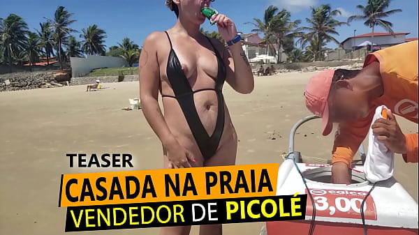 Casada Safada de Maio slapped in the ass showing off to an cream seller on the northeast beach