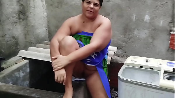 My cuckold husband called the neighbor to repair the washing machine and he ends up fucking me good leaving my ass full of semen. Real homemade