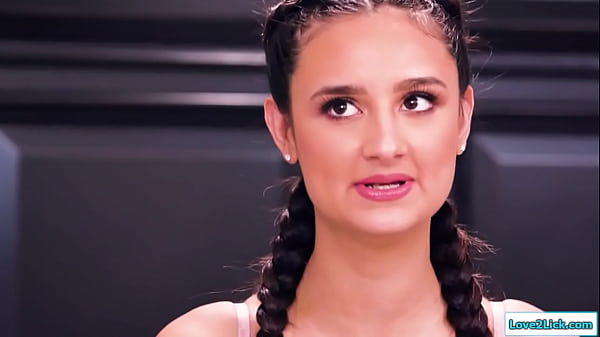 Las esposas tienen una inquilina latina que tiene un problema de masturbación, las milfs la atan y la ayudan jugando y toqueteando su coño, le lamen el culo y el coño