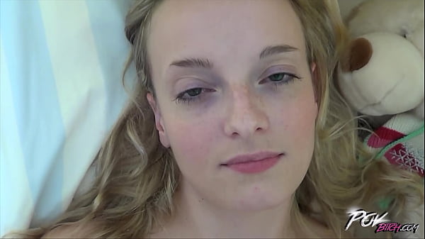 Rubia cachonda en video POV, follando y recibiendo tarta de crema