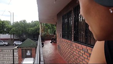 VECINA CALIENTE: Mi hermosa vecina colombiana está de visita y se queda sola en casa de sus amigas; me invita a hacer algunas cosas traviesas (pornografía en español).