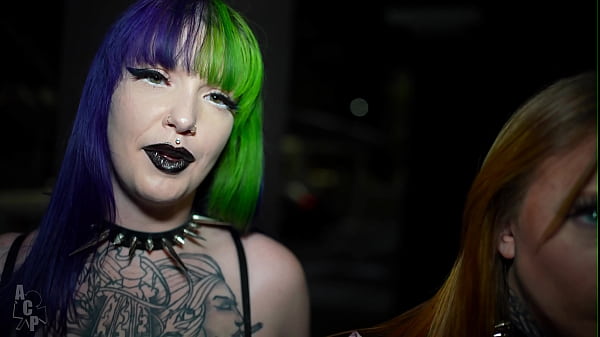 Dos chicas góticas fueron invitadas a la casa de un famoso cantante para tomar una copa antes de dormir.