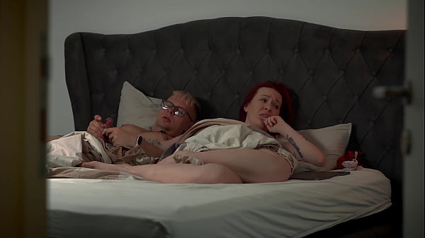 ¿Por qué la paja de mi madrastra en la cama compartida termina en un creampie caliente?