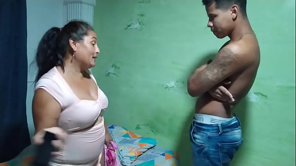 Mi madrastra habla por teléfono sin darse cuenta que estoy ahí, descubro que está siendo infiel, me hace una mamada para que no le diga nada a papá