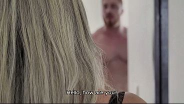 Mi mejor amigo me deja solo con su madrastra colombiana rubia y MILF y me deja chuparle los pies y correr dentro de su hermosa y húmeda vagina.