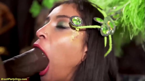 Chicas brasileñas de samba de trasero redondo ásperas interracial polla grande y negro folladas por el culo en nuestra orgía de fiesta de sexo de samba de carnaval semanal