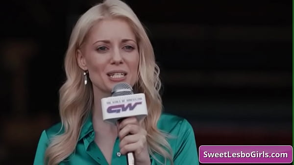 Mira a estas bellezas lesbianas tetonas cayendo el uno al otro en el ring de lucha