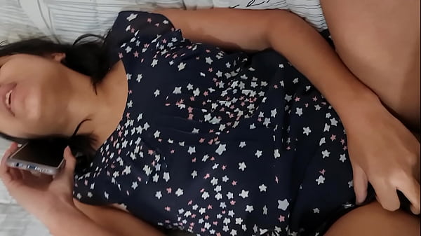 Esposa infiel hablando por celular