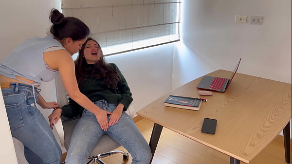 Cumplo mi fetiche de tener sexo lésbico con jeans.