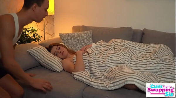 Mi hermanastra y su novia se tragan mi semen
