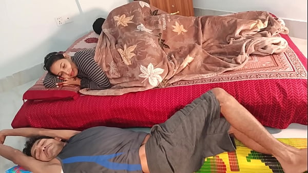 DESI SEX Invitado sorpresa, su amigo se une y estoy totalmente de acuerdo, follando entre ellos en el trío.