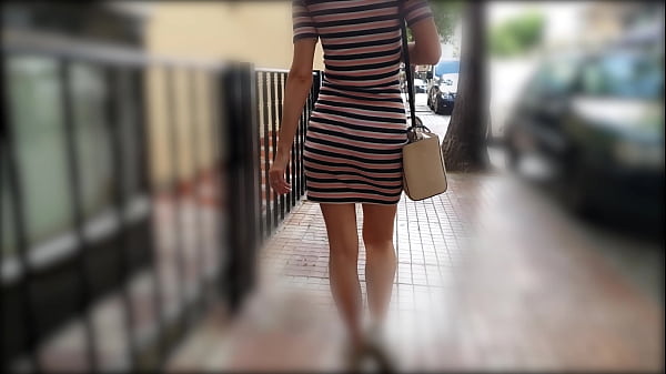 Viendo a la esposa sexy por detrás caminando en vestido de verano