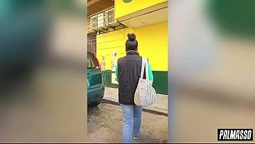 On the street, a teacher has a date with his student to make a homemade porn video in exchange for passing her university exams.