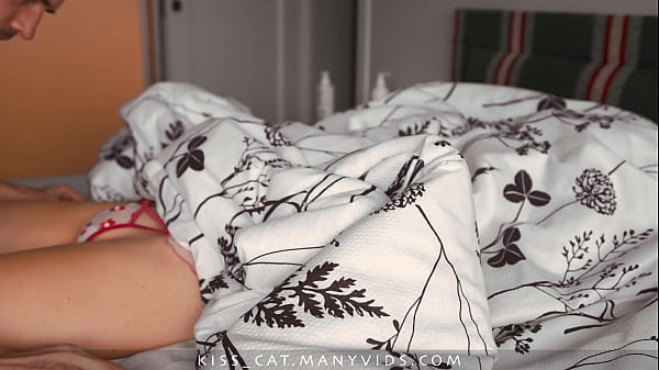 ¡No te corras dentro de mí! Hijastro encontró a su madrastra desnuda en el dormitorio y folla con creampie