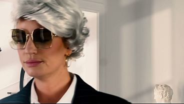 Rachael Cavalli folla con su asistente Chanel Camryn y ella le ruega que no pare - Parodia pornográfica de cosplay de El diablo viste de Prada