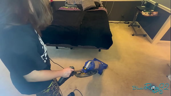 Aspirando mi dormitorio MILF AMA DE CASA LIMPIEZA DE CASA