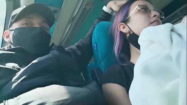 Mamada y follada con creampie en autobús de servicio público