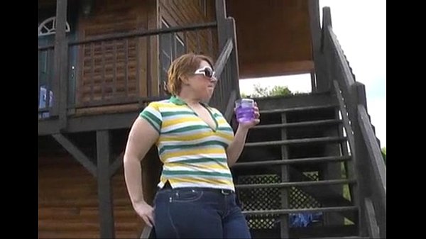 Irish Pawg M.J. Afuera mostrando su enorme culo