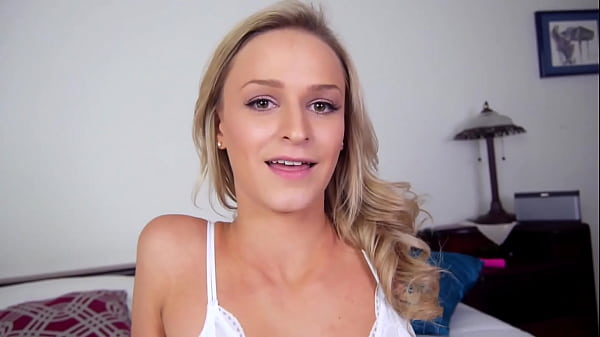 EMMA HIXX, también conocida como EMMA HIX, una sexy y delgada rubia petite con mamada POV y corrida facial
