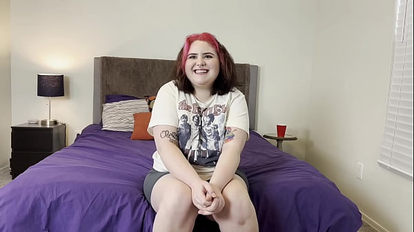 Casting Curvy: estudiante gruesa de PAWG grita durante la primera audición porno