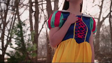 Hazel Moore como Blancanieves se corre y eyacula sobre la Reina Malvada Bianca Beauchamp - Parodia de cosplay porno de Blancanieves