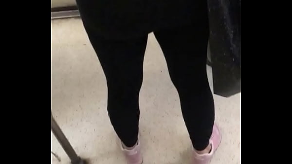 Giant ass in Santiago metro