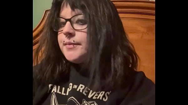 ¡La gótica nerd stoner muestra tímidamente sus tetas!