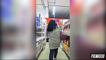 Pillé y convencí a una madura en una bodega, para luego pagarle sus deudas a cambio de follar tranquilamente en un motel.