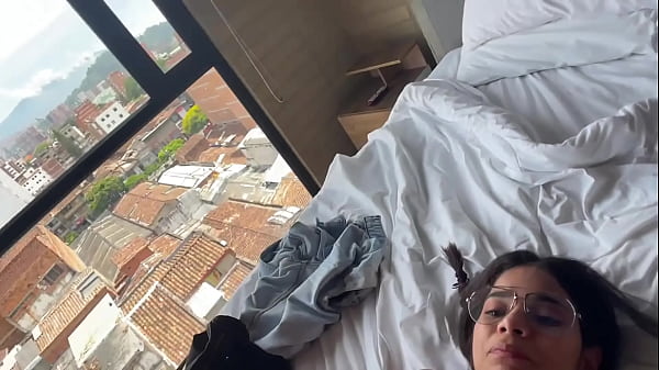 CASTING DURO - Pequeña colombiana tetona latina milf morena con grandes tetas hace mamada garganta profunda estilo perrito y vaquera