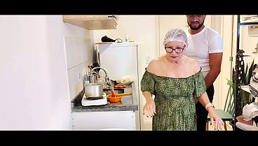 Sexo caliente con una criada madura - Mya Milf