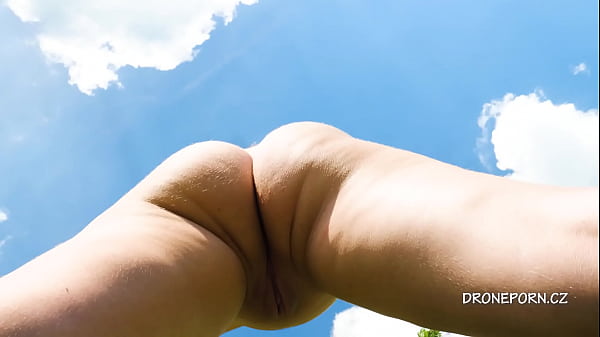 Coño upskirt en la playa nudista porno