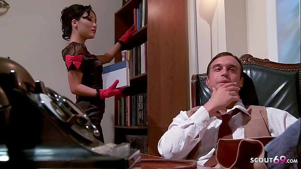 Parodia porno con la secretaria asiática Asa Akira y el jefe con una gran polla en Fuck in Office