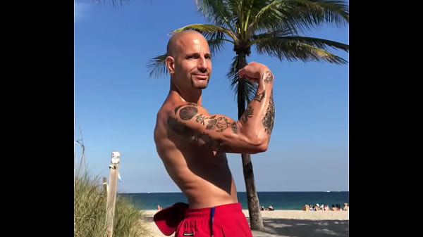 MAXXX LOADZ FLEXIONANDO EN LA PLAYA