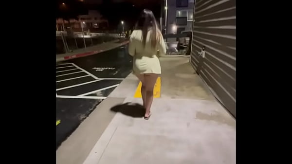 Paseo por la playa en vestido corto