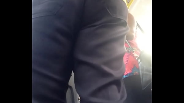 Sacudiendo tu culo en el bus