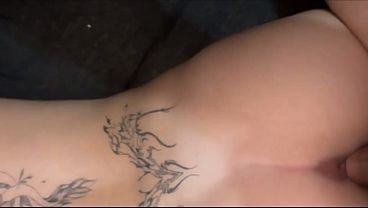 Mira a esa niña blanca con el coño rosa, cualquiera se enamoraría.