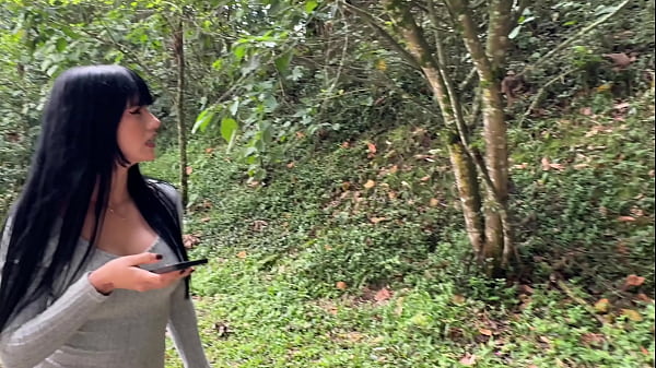 Una MILF colombiana nos invita a comer a cambio de que le demos duro por el culo.