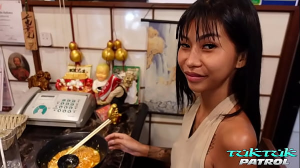La seductora y flaca Pikka Thai regresa por otra dosis de gruesa polla blanca