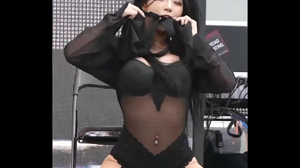 CHICA COREANA BAILANDO