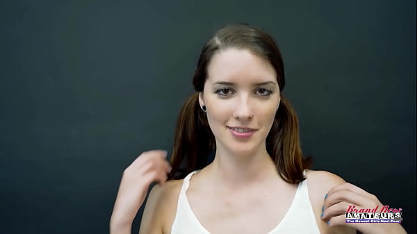 ¡La delgada y morena estudiante universitaria Starshine chupa una gran polla para montarla y ordeñarla!