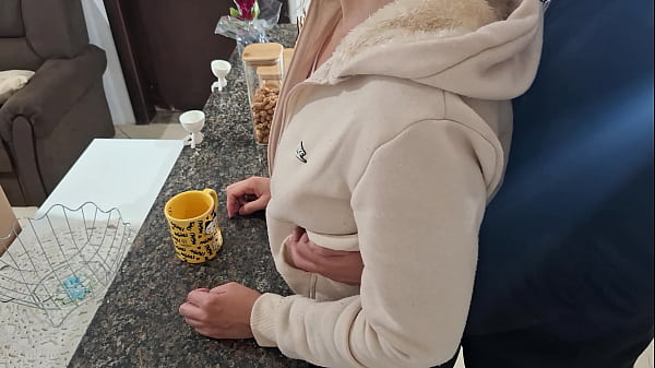 Una hijastra es sorprendida esayuna.