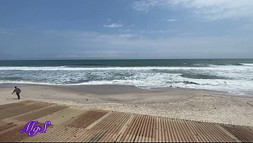 Una estrella porno amateur graba su primer vídeo porno voyeur en una casa de playa en el campo.