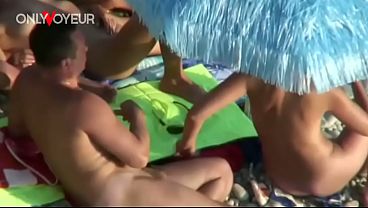 Voyeur playero. Sexo grupal intenso en un campamento de intercambio de parejas en la playa.