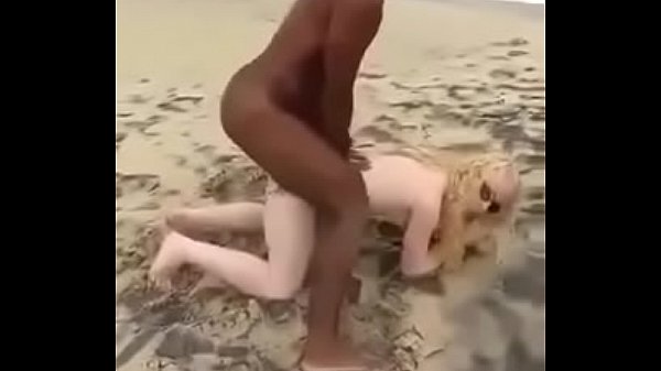 Mexicana se folla a dos conejitos de nieve en la playa