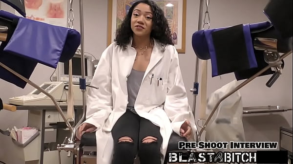 El coño de Yasmine Woods recibe una corrida después de una mamada